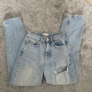 Jeans - Jeans från Gina Tricot med hål på knäna, skriv för fler bilder💕