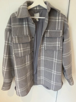 Skjortjacka - Fint skick inte använd mycket. Oversized modell. 