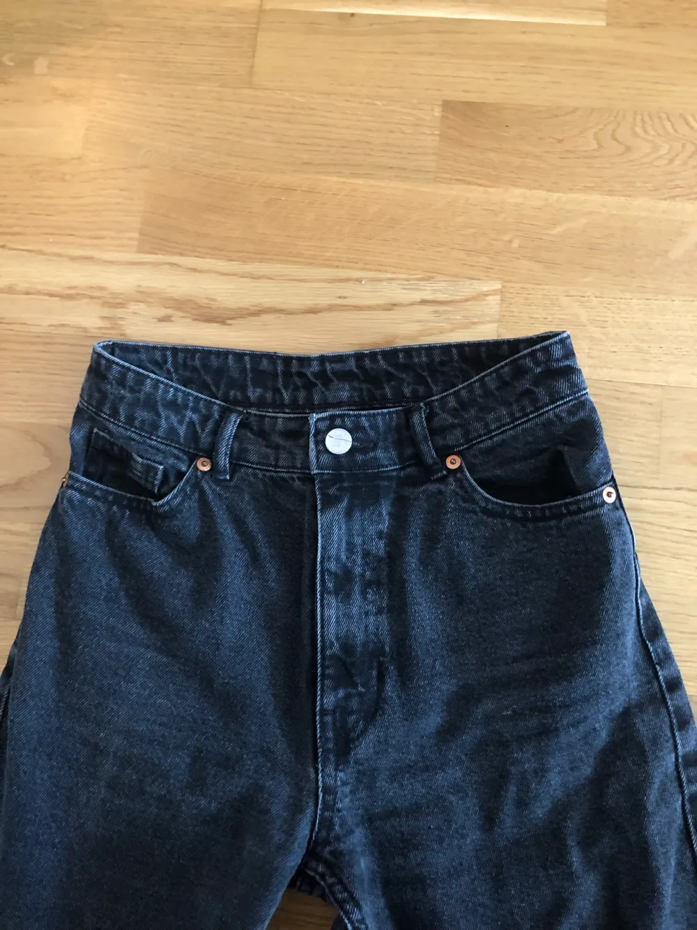 Dessa högmidjade raka/vida Monki jeans har jag hållit kärt och användt ordentligt, men de har tyvärr blivit för små för mig. De är i bra skick utan defekter och går ner till golvet på mig som är 167!. Jeans & Byxor.
