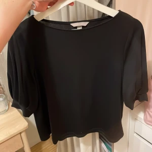 Topp - Svart topp med puffärmar! Bra skick💗 postar med köparens bekostnad eller mötes o Stockholm! 
