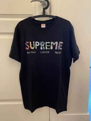 Supreme logo T-shirt  - Storlek M  Mycket bra skick 