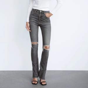 Trendiga grå jeans från zara med slits och slitningar på knäna. Tyvärr för långa på mig som är 167 cm men annars supersnygga. ❤️