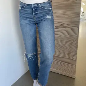 Jeans men hål i ena knät💕