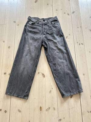 Väldigt baggy, breda och vida jeans i storlek 33/32, 43cm breda i midjan!