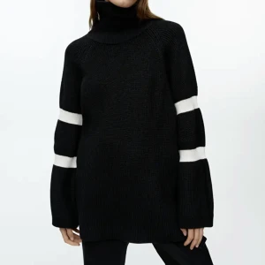 ARKET - Tröja/Stickat - Tröja i ull- och bomullsblandning från ARKET. Använd endast EN gång på fotografering.  Hämtas på Södermalm/ Kan fraktas mot kostnad.   Strl: S men funkar för M/L också.  Ord pris: 990