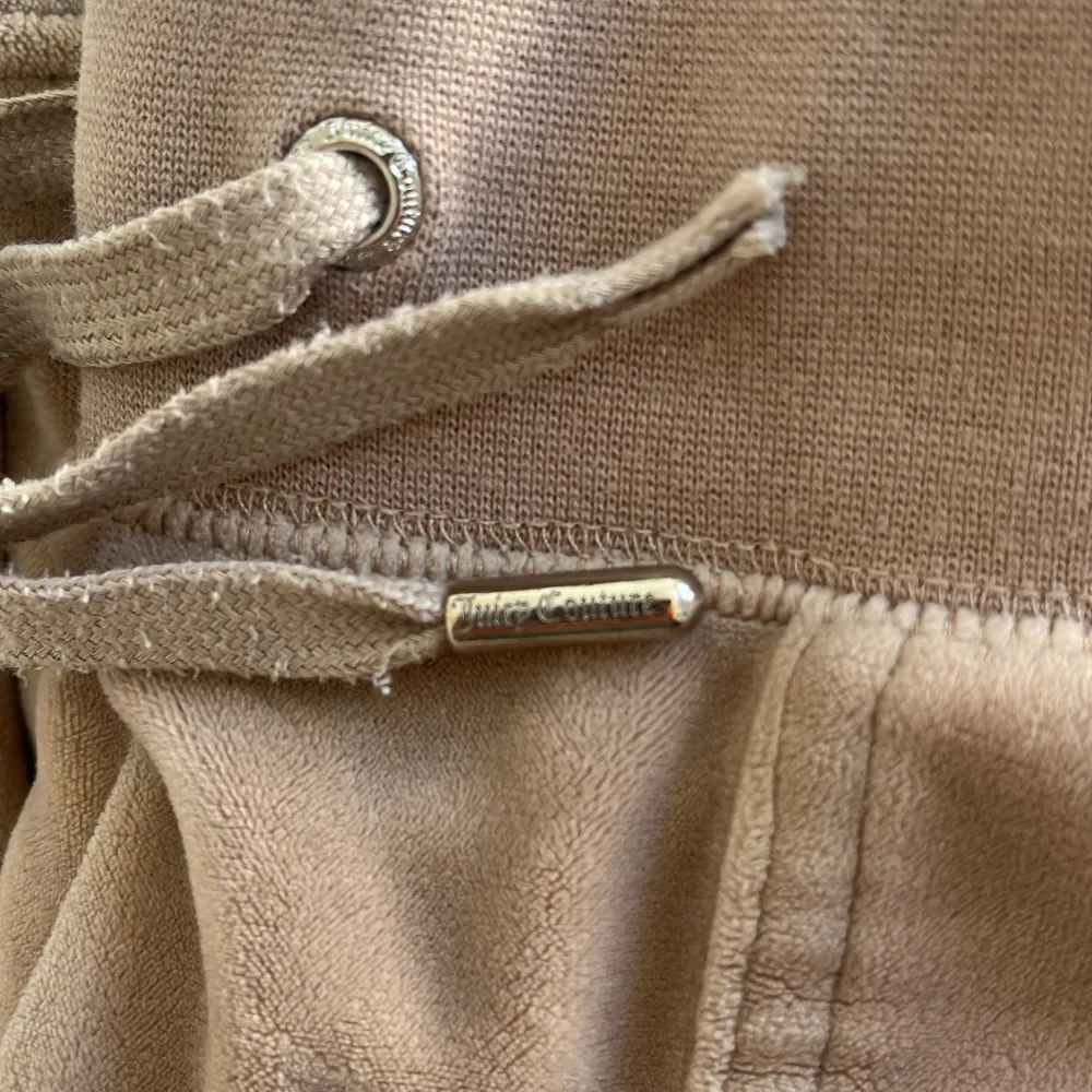 Säljer mina beige mjukisbyxor från juicy couture. Jättesköna och fina men dock har ena knappen på knytbanden lossnat ( bild 2 ) . Jeans & Byxor.