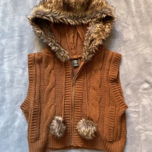 urban outfiters stickad väst  - stickad väst med luva och fuskpäls från urban outfiters, storlek small, nyskick