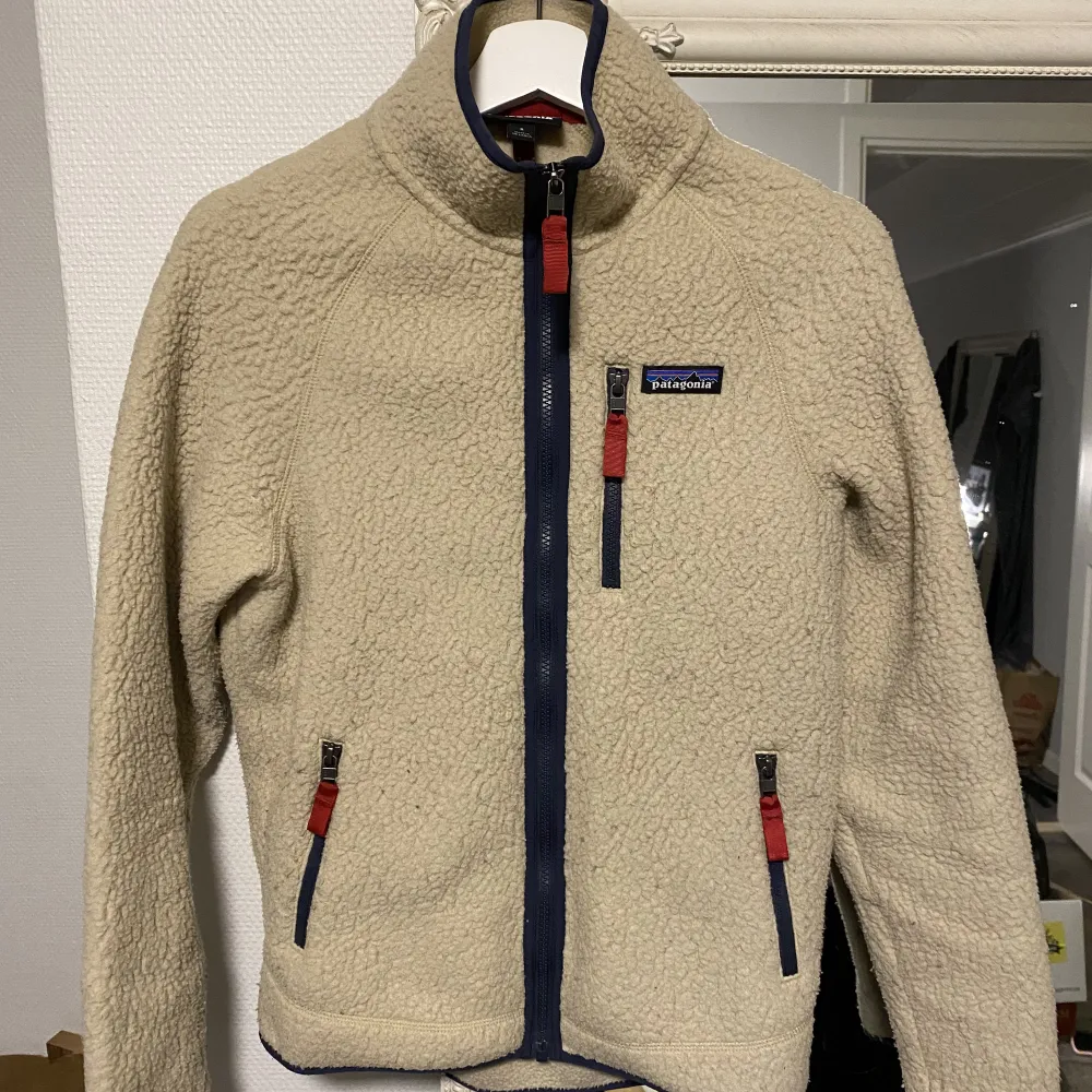 Patagonia pile fleece, strl S dam.  Lite nopprig, men en tvätt och lite kärlek ser den som ny ut! . Hoodies.