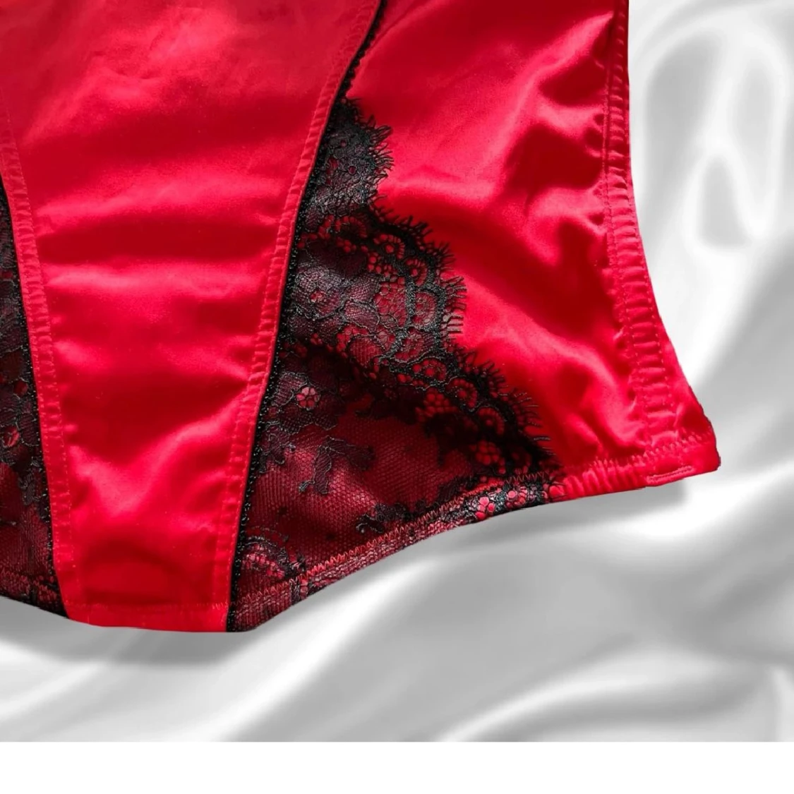 Röd korsett med spets - 91