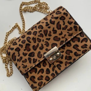  väska - Väska i strå liknande material, aldrig använd - prislapp kvar. perfekt för stranden 