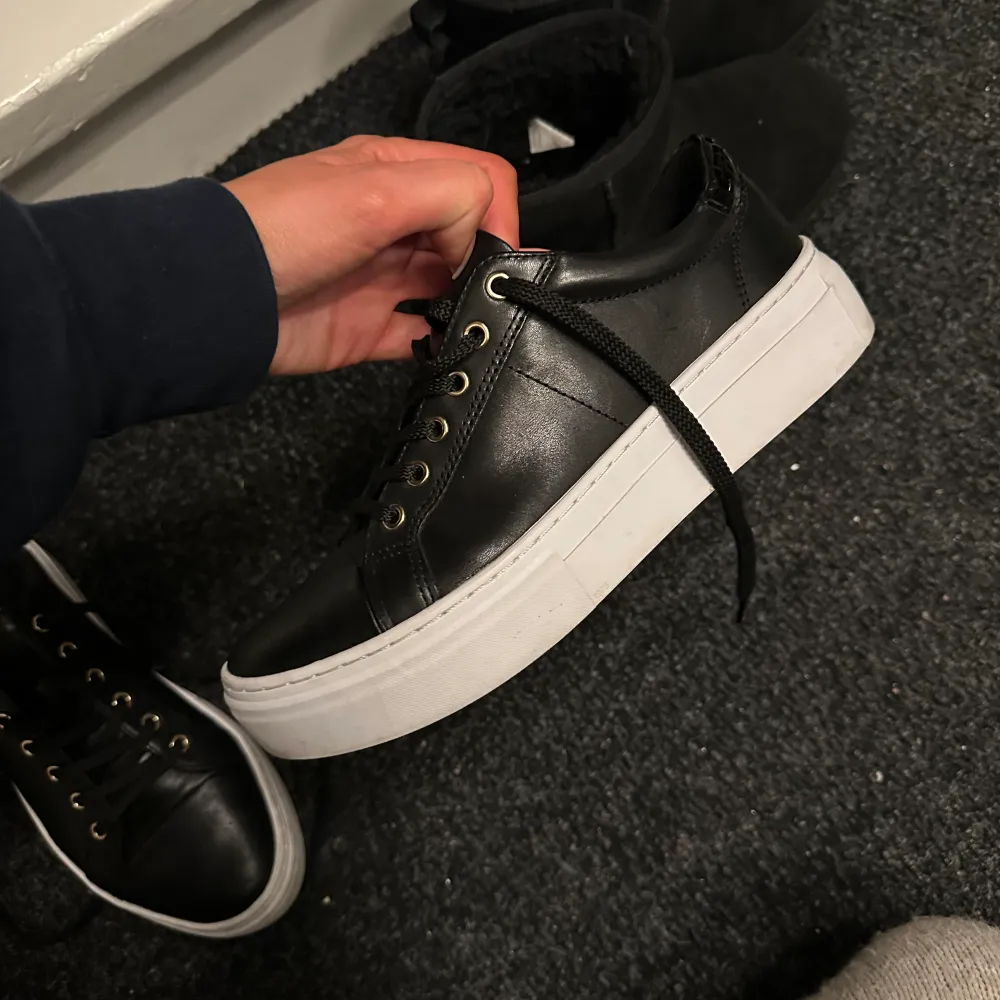 Vagabond sneakers, använda en gång o säljer för dom är för små. Storlek 39. 900kr . Skor.