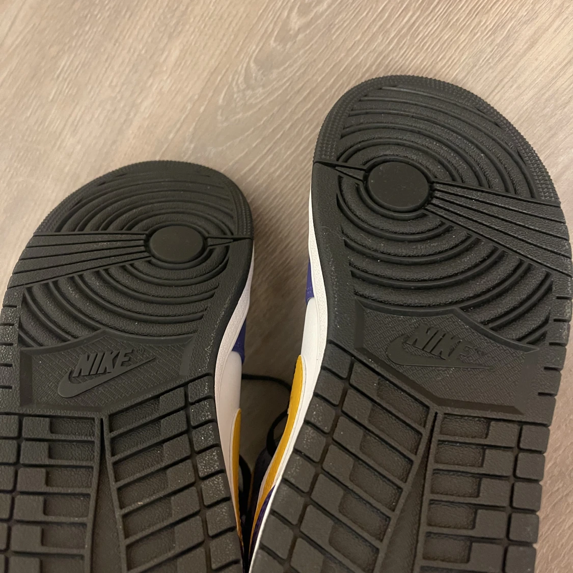 Jordan 1 lakers  - 91