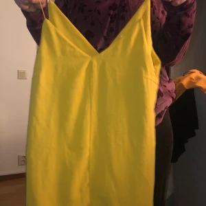 Top - En top xs fån MNG suit , använt en gång den är som ny , ord pris 350kr jag säljer den för 99kr