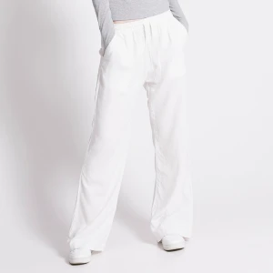 Linnebyxa - Slutsålda och helt oanvända lågmidjade linnebyxor i storlek s från lager 157 (prislapp är kvar). 