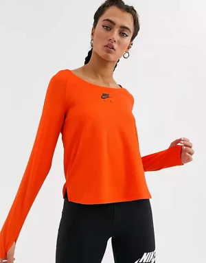 Nike Tröja - Oanvänd träningströja från Nike. Jätte fin och mysig passar dock inte mig. Nypris 429kr