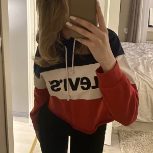 Levis hoodie  - Kort Levis hoodie i väldigt bra skick då den endast är använd fåtal gånger. Ca 300kr nypris. Storlek S men skulle säga att den även passar någon som har XS och M beroende på hur man vill att den ska sitta🤍🤍