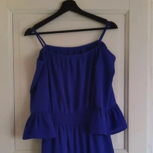 Sommarklänning blå H&M - Vacker blå sommarklänning med volangärmar