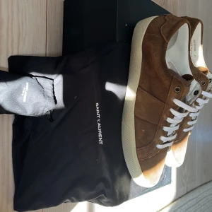 Saint Laurent skor  - Snygga Saint Laurent skor. Skick 10/10 använda en gång inomhus. Storlek 41. Allt finns med som dustbag och extra snören. Hör gärna av för mer info.
