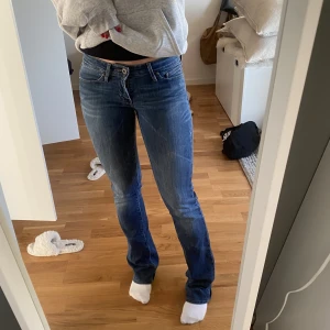 Lågmidjade Levis jeans  - Lågmidjade levis jeans i bra skick. Storleken är W25 L32 och skulle säga att de passar som XS💗 Bra skick, hör av dig vid frågor ANVÄND EJ KÖP NU FUNKTIONEN
