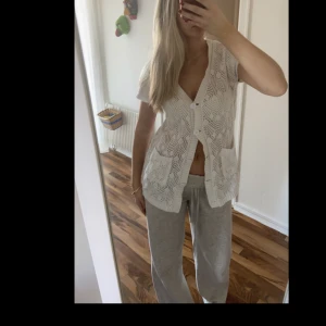 Virkad topp - En fin vit virkad topp/kofta som inte kommer till användning ❤️‍🔥❤️‍🔥❤️‍🔥