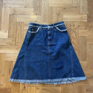 Kjol Acne Studios  - Underbar kjol från Acne i jättefint skick. Använd fåtal gånger. 100% bomull 