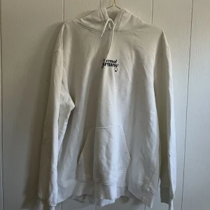Stor hoodie  - Från H&M i stl XL  Andvänd bara en gång då den var för stor för mig. Skicket är relativt ny 