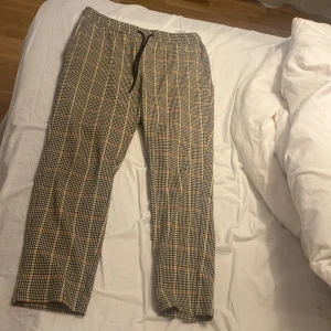 Only and Sons Byxor - Storlek M, bra skick! Säljs pga att de inte används. Är stretchiga!