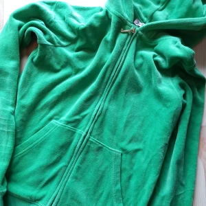 juicy couture mjukisdress - Gulligt mjukis-set från Juicy Couture. Säljer pga den har blivit för liten för mej:(( perfekta gröna färgen och guldiga detaljer! Fint skick, nån pärla har säkert ramlat av men absolut inget man tänker på. Raka i benen.