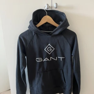 Gant hoodie - Svart gant hoodie men vitt tryck. Storlek 158/164. För tjej och kille.
