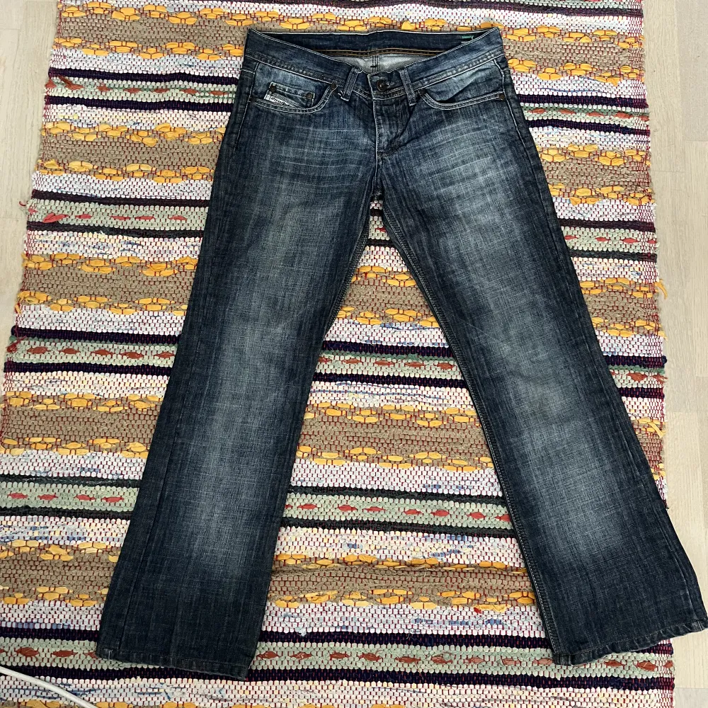 Sjukt snygga lågmidjade Diesel jeans i storlek 29!! Snygga detaljer på bakfickorna. Innerbenslängden är 69 cm och midja 77 cm, så passar någon som är ungefär 160 och kortare. . Jeans & Byxor.