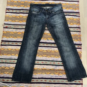 Diesel jeans - Sjukt snygga lågmidjade Diesel jeans i storlek 29!! Snygga detaljer på bakfickorna. Innerbenslängden är 69 cm och midja 77 cm, så passar någon som är ungefär 160 och kortare. 
