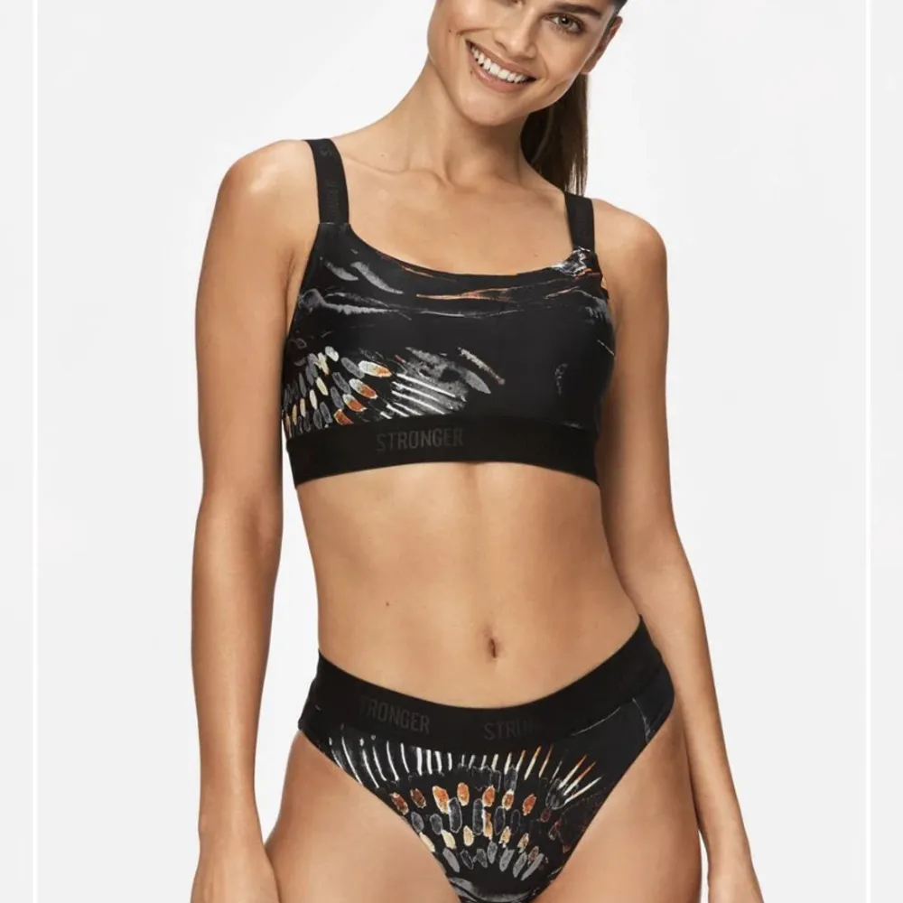 Säljer 2st bikini sett från stronger, båda är i storlek S. Inte så använda, 1 sett för 70kr + frakt, båda för 140 +frakt, man ser inte underdelarna på sista bilden! Fick inte med dom på bilden. Övrigt.