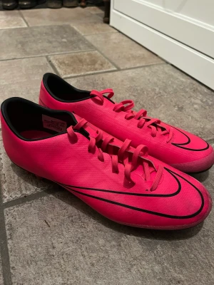 Nyskick Nike fotbollsskor  - Mercurial Nike fotbollskor i storlek 43. Knappt använda. Konstgräs