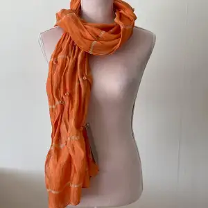 Orange halsduk med påsydda rosor för 35kr. Helt ny. 🧡