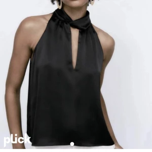 Zara topp - Säljer denna slutsålda topp från zara. Använd 1-2 gånger så väldigt bra skick!💕