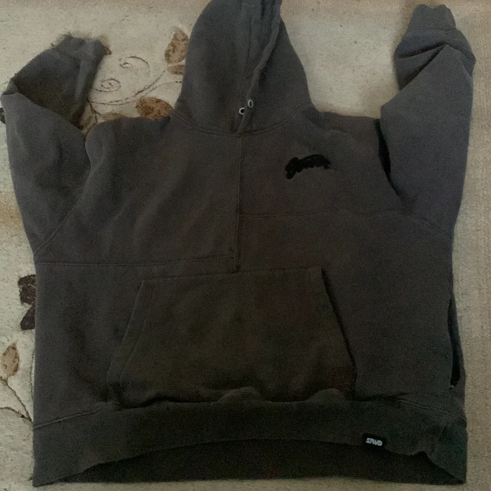 Säljer nu denna stwd hoodie för bara 150 kroner( pris kan diskuteras)  ny pris e 450 har inte allst använt den mycket. Max 2 gånger PULL & BEAR. Hoodies.