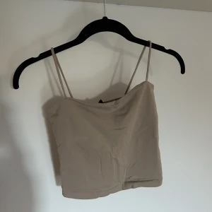 Gina linne - Jättefint basplagg alla bör ha hemma. Har tyvärr blivit för litet. Färgen finns inte kvar på hemsidan. Nypris: 100 kr. 