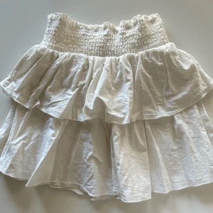 Volangkjol - Superfin volangkjol, i bra och tjockt material. Kommer inte till användning längre. Lite skrynklig i och med att den legat i garderoben, med det går att strykas🤗 Vet tyvärr inte storleken då lappen är bortklippt, men skulle säga xs/s. Skriv för bilder 💓