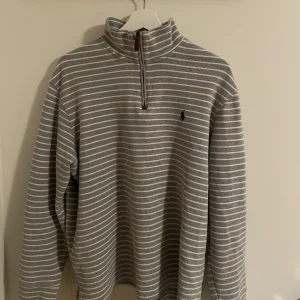 Ralph Lauren tröja - Hej, säljer denna Ralph Lauren tröjan för att jag vuxit ur den. Super fint skick, inga tecken på användning alls. Har du några frågor så är de bara att höra av dig, Mvh Carl.