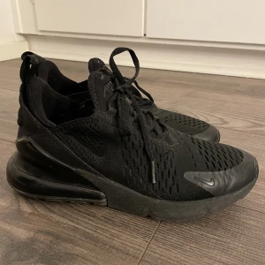 Nike 270s - Säljer mina nike 270s , använd ett fåtal gånger, använder tyvärr inte dessa skor , köpt skorna för 1800kr på nike officiella hemsida men säljs för bara 700kr + frakt , pris går att diskuteras med mig som vanligt! 