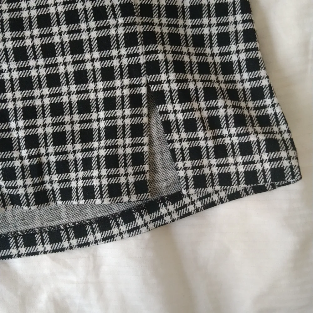 Fin kjol med slits från H&M, aldrig använd 🤍. Kjolar.