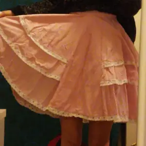 Egensydd lolitakjol Underkjol används i bilderna där jag har på mig kjolen, men dom är lite korta för kjolen så det är därför den faller lite 
