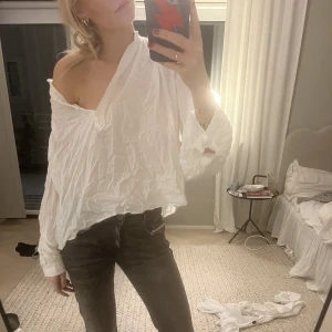 vit skjorta - strykes självklart innan leverans! passar mig som normalt har 34/36