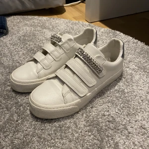 Vita sneakers  - Dessa snyggingar är från Next och använda ca 2 gånger!💗frakt tillkommer, hör av er vid frågor. Nypris: 600kr
