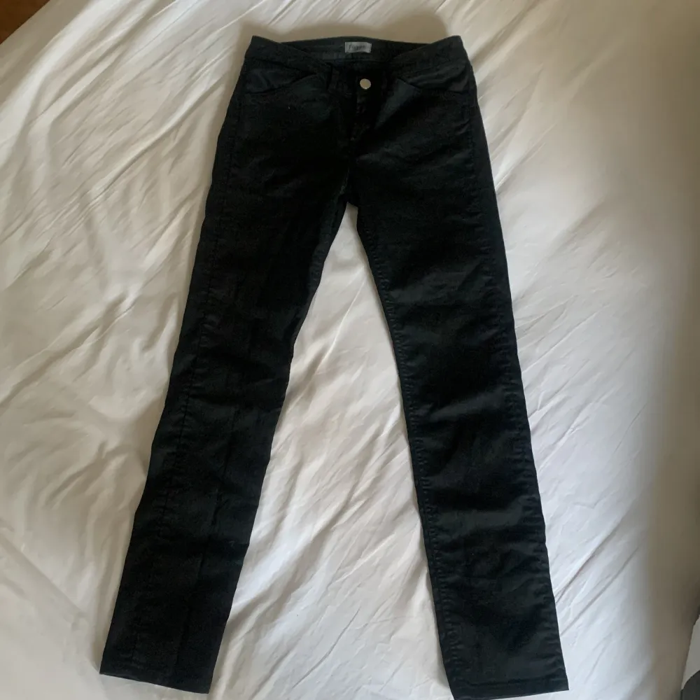 Säljer dessa skinny jeans med lite bootcut i benen, superbra skick med stretch material! Storlek M. Jeans & Byxor.