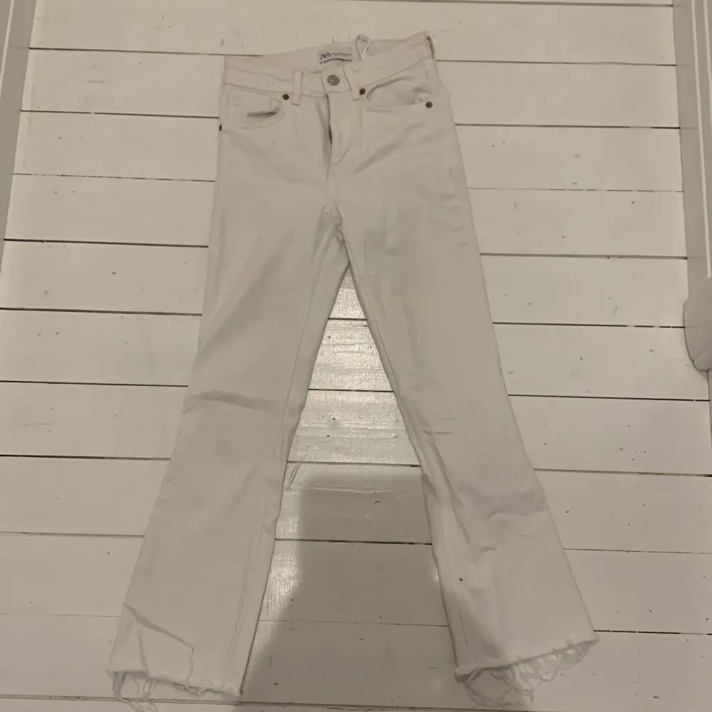 Säljer dessa skitsnygga vita jeansen från zara, de är i nyskick och har använts tre ggr ksk, st 34 . Jeans & Byxor.