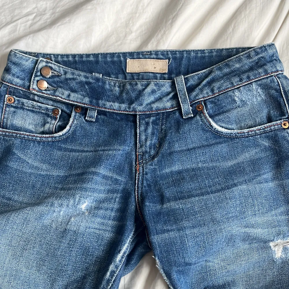 Superfina lågmidjade mörkblå bootcut jeans med ett coolt bälte i fram!  Midjemått: 75 cm innerbenslängd: 82 cm  Jag på bilden är 160 cm! Skriv om du har fler frågor🫶. Jeans & Byxor.