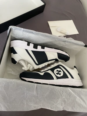 Gucci skor  - Hej säljer nya Gucci skor använda 1 gång, storlek 41  Äkta med box och allt  Kan även tänka mig byten 