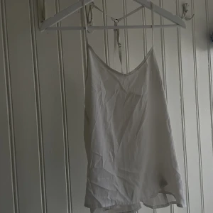 Vit festlig topp - En gammal favorit som tyvärr är för liten nu. Jättefint vitt linne med fint fall. Får inte riktigt till färgen, men den är klarvit, men inte genomskinlig. Från Hollister men ingen logga eller liknande så att det syns, mer än på lappen på bilden. Strl S.