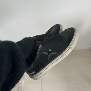 Arigato skor - Så fina arigato skor storlek 39/40. Säljer pga för stora. Dem är i väldigt bra skick, smutsen går lätt att tvätta blrt (kan gör det innan jag skickar dem🙌)